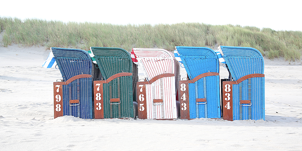 LIFE ON THE BEACH . . . STRANDKÖRBE