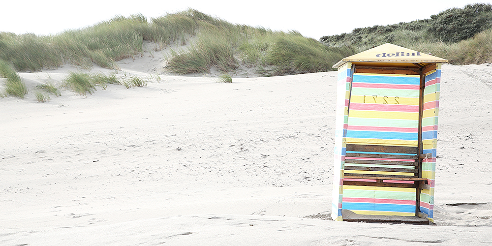 LIFE ON THE BEACH . . . UMKLEIDEN