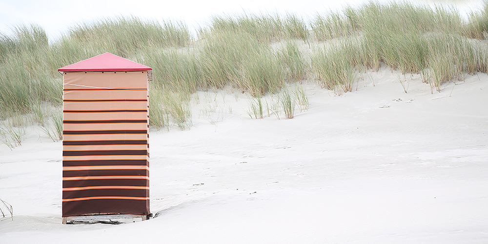 LIFE ON THE BEACH . . . UMKLEIDEN