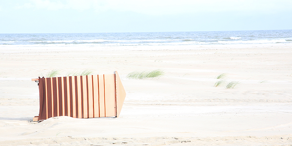LIFE ON THE BEACH . . . UMKLEIDEN