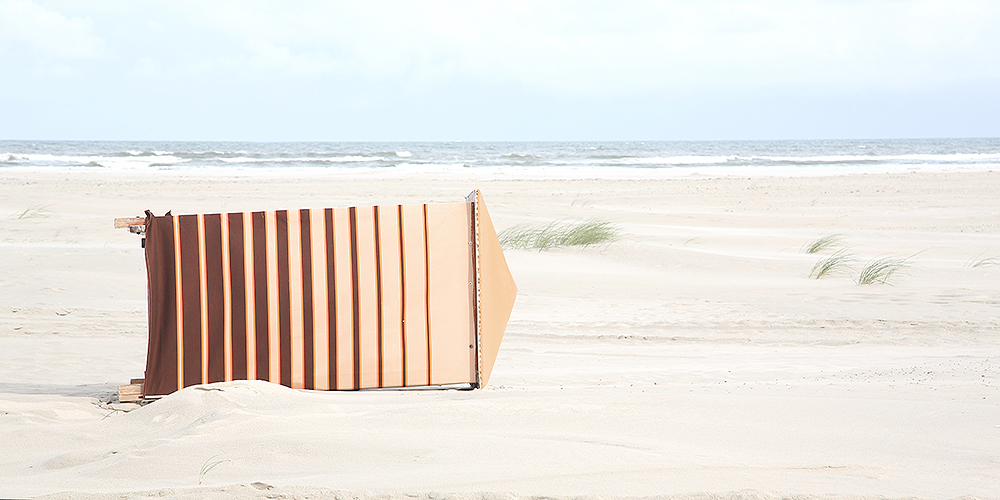 LIFE ON THE BEACH . . . UMKLEIDEN